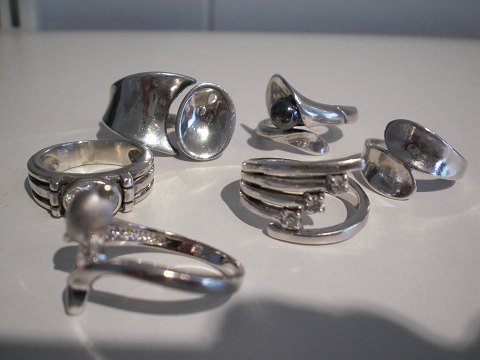 6 sterling sølvringe med sten - sælges individuelt. Ring med zirkon er solgt. Ring bagest til venstre er solgt. 2 ringe til venstre er solgt. Ring til højre er solgt