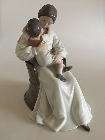 Bing og Grøndahl Figur af Mor og Barn i Kurvestol No. 1552