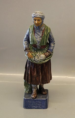 Kongelig Dansk Nordmandsdal figur Nr 15 Kgl. En malkekone fra Suderøen på Færøerne 28 cm Privatmalet