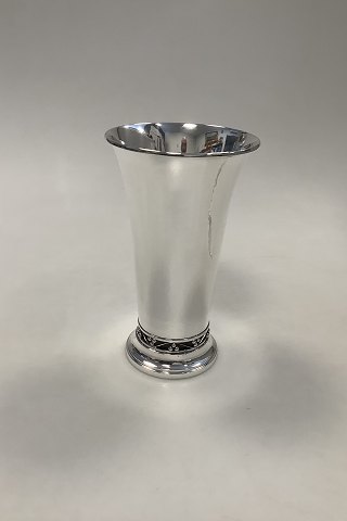 Georg Jensen Sterling Sølv Vase No 469B med Gennembrudt Mønster designet af Harald Nielsen