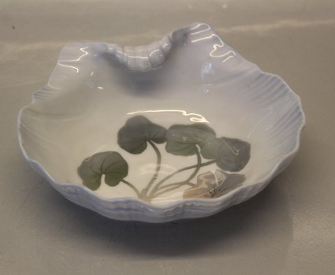 Kongelig Dansk 004-017 B Kgl. Art Nouveau skål med blomst 5 x 19 x 18 cm maler nr 62 - præ 1923