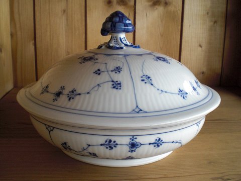 Kgl. Porcelæn. Før 1884, tidligt riflet musselmalet ragoutfad 1. sort.