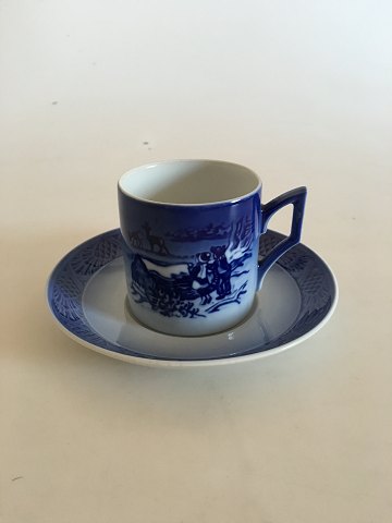 Royal Copenhagen Christmas Cup from 2002The motif is the same as on the Christmas Plate.The cup will hold 1,5dl