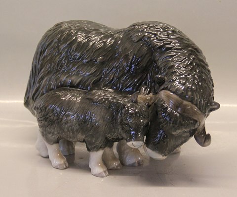 Royal Copenhagen 0089 RC Musk Ox with calf Allan Therkelsen ca 17 x 25 cm  (1249089) Motherly Love series