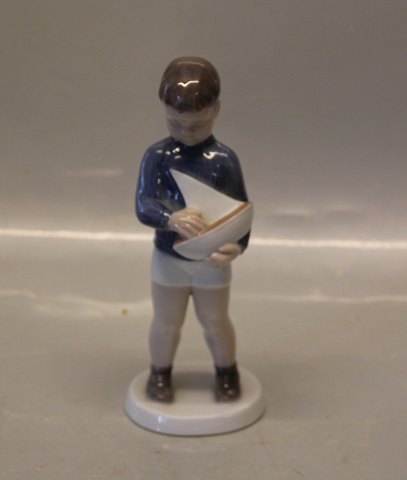 B&G figur B&G 2380 Dreng med sejlbåd 18 cm, Claire Weiss