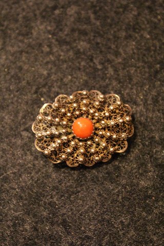 Gammel sølv broche , filigran med sten.Måler : 4x3cm.