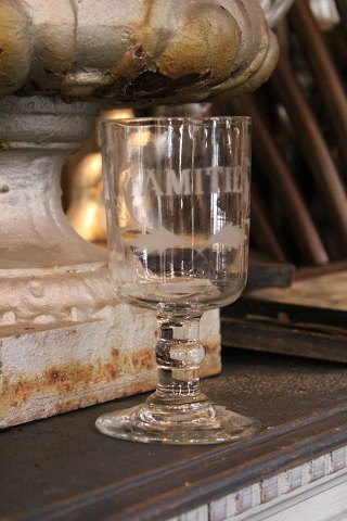 Fint gammelt Fransk souvenir vin glas med graveret skrift"Amitie" ( Venskab )