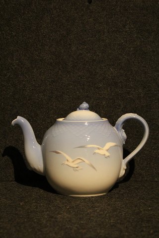 Bing & Grondahl Tea pot in seagull dinnerware. Decoration no. 238.