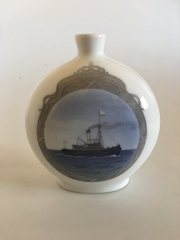 Royal Copenhagen Vase No 1715 med Skibsmotiv og rigsvåbenets tre løver og ni hjerter