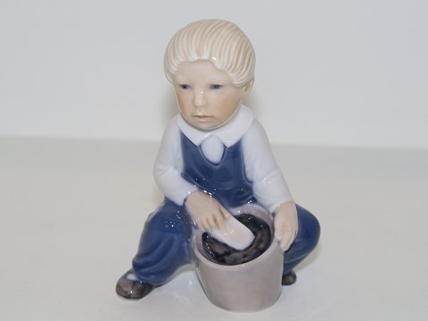 Sjælden Royal Copenhagen FigurDreng med spand og spade