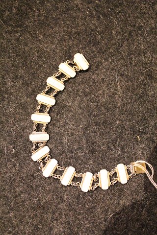 Gammelt armbånd i sterling sølv & hvid emalje.Længde : 16,5cm.