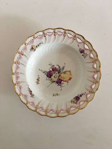 Royal Copenhagen Fuld Saksisk Blomst Dyb Tallerken med Gennembrudt Blondekant fra 1860-1890