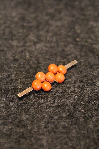 14 karat guld broche med koraler.Måler : 5x1,5cm.
