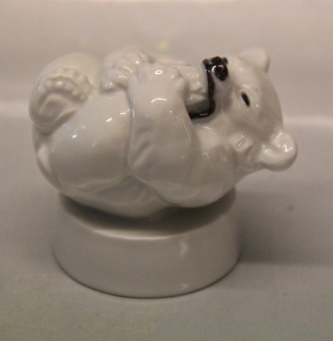 Royal Copenhagen Art Pottery 0234 Kgl. (1003234) Hvid isbjørneunge på ryggen på rund sokkel 8.5 x 9 cm Knud Kyhn (21434) (0334)