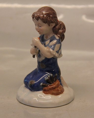 Royal Copenhagen figurine 0223 RC Little Match girl 9 cm (1249223) H.C. Andersen Fairy Tale