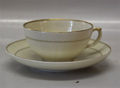 Curved #878 Cream with gold rim Royal Copenhagen Tableware 1551-878 Tea cup 21 cl. and saucer 15 cm (080) 21 cl / 7 1/10 oz