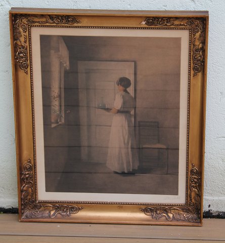 Opus 33. Ung Pige med en Bakke. Peter Ilsted Farvemezzotinte  Gl. Guldramme 65 x 55 cm
