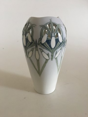 Royal Copenhagen Art Nouveau Vase gennembrudt og med motiv af Vintergækker No 470/256