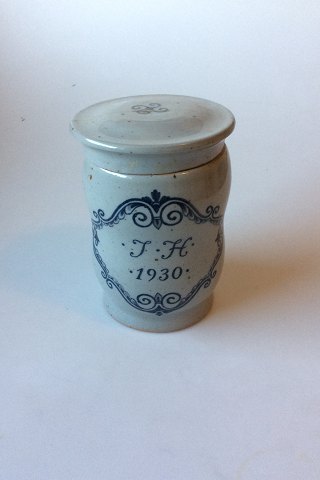 Royal Copenhagen Stentøjskrukke med lågMåler 16cm high and 10cm dia.Låg har været itu.