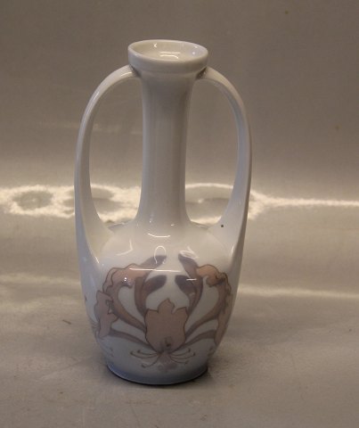 Kongelig Dansk 334-60 A Kgl. Art Nouveau vase med tang dekoration og to hanke 17.5 cm