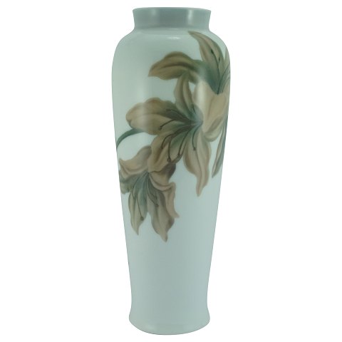 Bing & Grøndahl, sign. IHL, antagelig for, Jo Hahn Locher; Vase af porcelæn med blomster