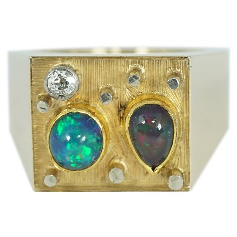 Ring af 14 kt. guld med diamant og opaler. Guldsmed Ole W. Jacobsen København år 1968