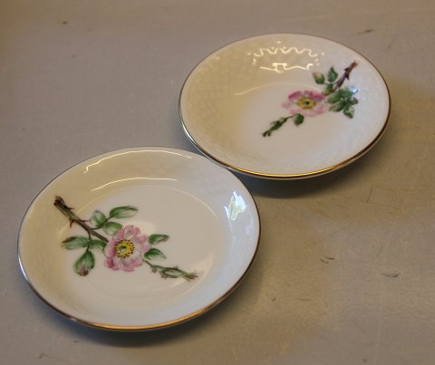B&G Victor Hugo white porcelain - wild rose with gold rim 030 Butter pad 10 cm (332)