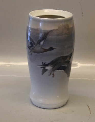 B&G Porcelain B&G 4758-95 Vase 27 cm Ducks in flight Signed AS?