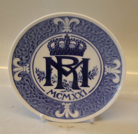 #200 RCM Royal Copenhagen Collector Plate The wedding of Princess Margrethe of Denmark to Prince René of Bourbon Parma. Crowned initials MR and the year MCMXXI.