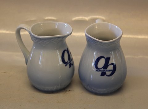 Bing & Grøndahl  Blå tone eller musling Hotelporcelæn med Logo 1041 Flødekande 9 cm Hotel (802)  Aktivbanken AB Logo