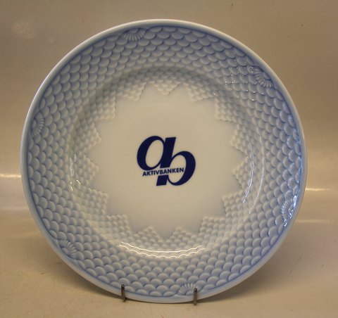 MED LOGO 1009 Middagstallerken (Hotel) 24,6 cm (716)  Bing & Grøndahl  Blå tone eller musling Hotelporcelæn med Logo Se liste