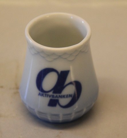 1093 Sennepskrukke 6 cm Aktivbanken AB Logo Bing & Grøndahl  Blå tone eller musling Hotelporcelæn med Logo