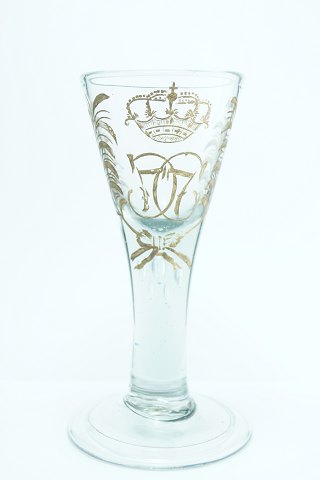 Norsk 1700 tallet vinglas med indgraveret kronet monogram for Kong Christian den 7.