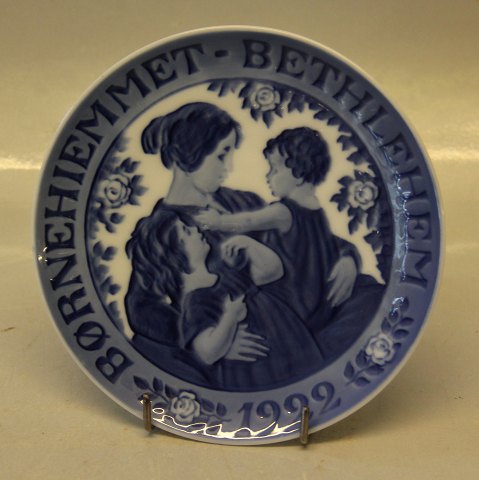 #205 Royal Copenhagen Collector Plate 1922 Woman with two children. Inscription: BØRNEHJEMMET BETHLEHEM 1922 (the home for children Bethlehem)