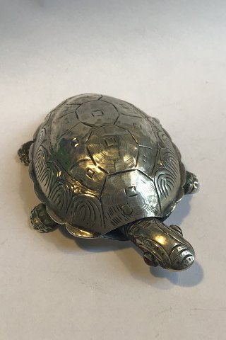 Turtle of silver with a moving head.