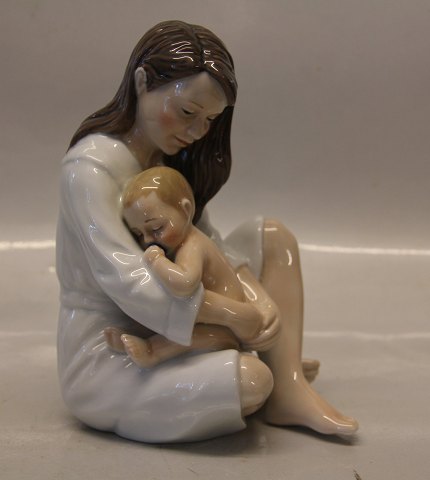 Royal Copenhagen figurine  0541 RC Mother and child  15 x 19 cm