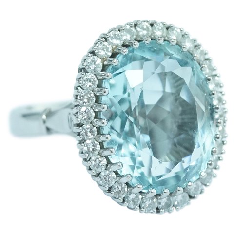 14 kt hvidgulds ring  med 1 oval facetslebet Aquamarin og prydet med 30  brillanterStr 58