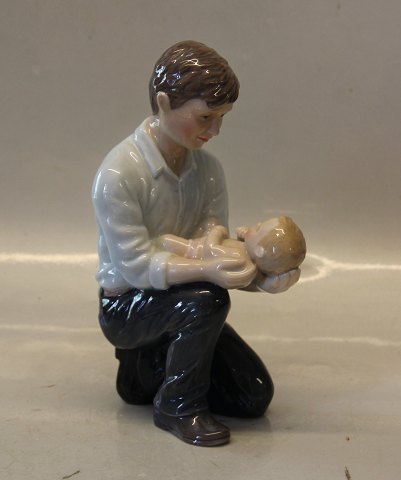 Royal Copenhagen  0542 RC Father kneeling with sleeping child 22 cm (1249542)
