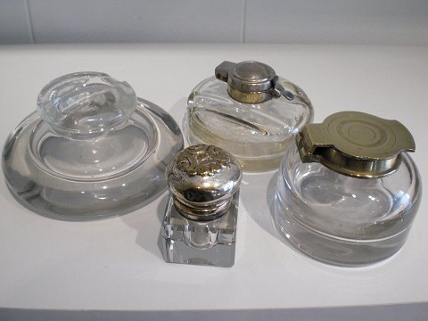 4 glasblækhuse i forskellige former. Sælges individuelt.Blækhus til højre er solgt. Det foreste lille bløkhus er solgt.