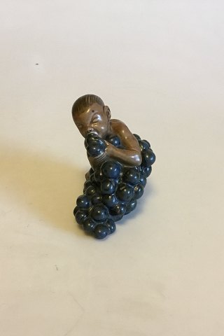 Bing & Grøndahl Figur af Kai Nielsen "Lille Bacchus med druer" No 4021 fra Druehøstserien