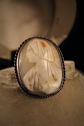 Old 1800 century kamé brooch with woman portrait carved in Konkylie and embossed in silver.