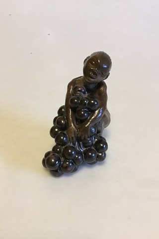 Bing & Grøndahl Figur af Kai Nielsen "Lille Bacchus med druer" No 4027 fra Druehøstserien