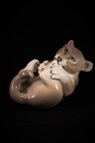 Royal Copenhagen porcelæns figur af løveunge.Dekorations nummer : 2696.