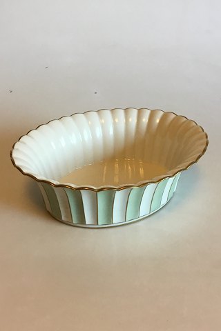 Royal Copenhagen Stel med grøn dekoration med guld på form 507(Herregaard) Oval kanneleret skål