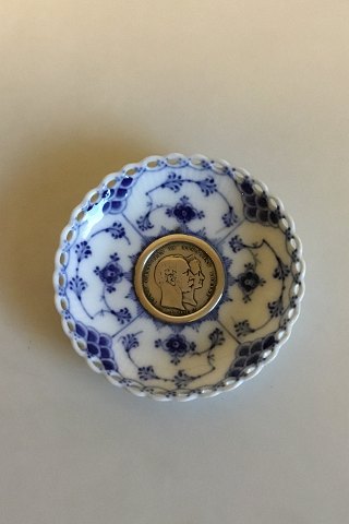 Royal Copenhagen Musselmalet Helblonde Lysmanchet med monteret med 2-Kronemønt med Christian IX og Dronning Louise, 1892. No 1009
