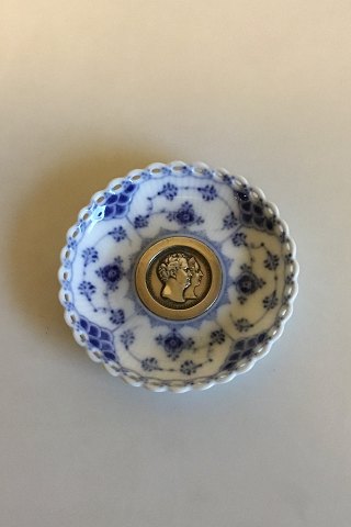 Royal Copenhagen Musselmalet Helblonde Lysmanchet med monteret med 2-Kronemønt med Christian VIII og Caroline Amalie, 1860. No 1009
