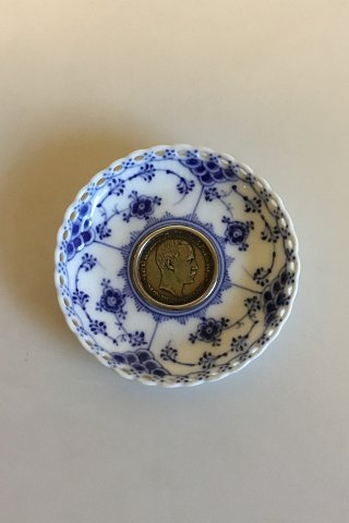 Royal Copenhagen Musselmalet Helblonde Lysmanchet med monteret med 2-Kronemønt med Norges kon Haakon VII, 1908. No 1009