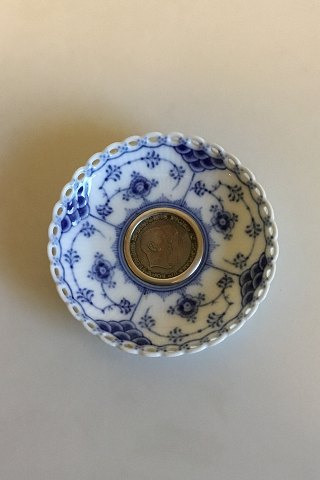 Royal Copenhagen Musselmalet Helblonde Lysmanchet med monteret med 2-Kronemønt med Frederik IX og Dronning Ingrid, 1953. No 1009