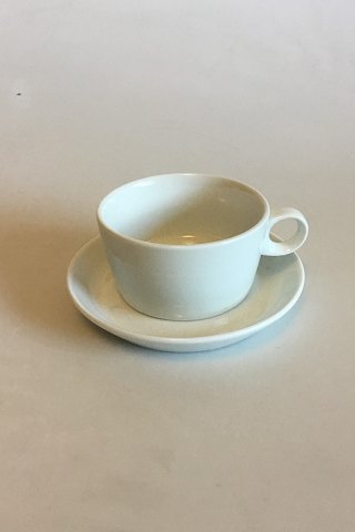 Bing & Grondahl Hank Coffee Cup with round Handle No 746. Designed by Erik Magnussen
