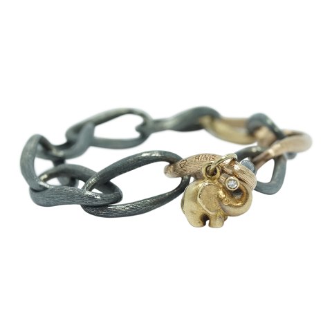 Ole Lynggaard, Charlotte Lynggaard; Love armbånd med elefant/diamant vedhæng, 18 kt. guld og sterling sølv